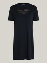 Vestido Tommy Hilfiger azul marino de corte recto y largo a la rodilla, con mangas cortas y cuello redondo. Presenta el logo de la marca bordado en el pecho.