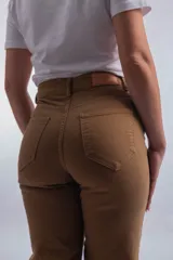 Pantalón de jean blanco de corte recto y tiro alto, con costuras a la vista en color crudo.