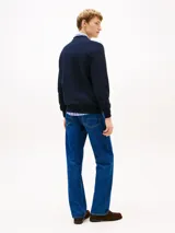 Sweater azul marino de algodón con cuello redondo, puños y bajo acanalados. Logo de Tommy Hilfiger bordado en el pecho.