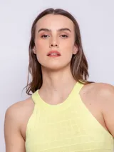 Top al cuerpo de tejido de punto color amarillo, sin mangas y con cuello a la base, con textura a cuadros.