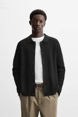 Cárdigan negro de punto con lana y algodón, corte regular, cuello solapa, manga larga y cierre frontal con botones.
