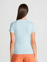 Camiseta rosa de manga corta con cuello en V y corte entallado.