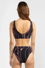 Top de bikini negro con estampado de cadenas y felinos rosados, escote en V, almohadillas removibles y tirantes de ancho intermedio.
