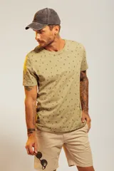 Remera color arena con estampado de motivos playeros en marrón oscuro.