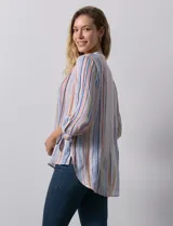 Blusa estampada con cuello a la base y escote en V. Manga 3/4 con lazo.