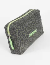 Estuche rectangular con estampado animal print en tonos verde oliva y negro, cierre superior con cremallera verde flúor y tirador de tela. Incluye la palabra 'SYMPHORINE' estampada en verde flúor.