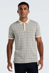 Polo de manga corta color beige claro con cuello y tapeta de botones en color crema liso. El cuerpo de la prenda presenta un estampado jacquard geométrico repetitivo de círculos interconectados en tono oscuro.