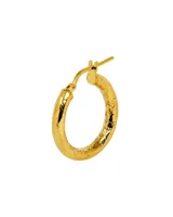 Aros tipo argolla dorados con textura labrada.