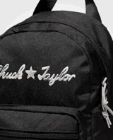 Mochila negra con el logo de Converse Chuck Taylor en blanco.