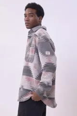 Camisa gruesa con estampado geométrico en tonos gris, rosa y blanco.