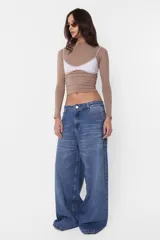 Pantalón de jean corte wide leg, color azul.