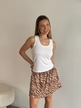 Musculosa blanca de tejido morley viscosa, con escote redondo y tirantes anchos.