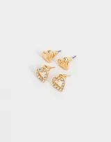 Set de dos pares de aros pasantes dorados con forma de corazón: un par con corazones lisos y otro par con corazones delineados con strass.
