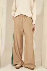 Pantalón palazzo sastrero de twill a rayas color beige con recorte lateral a contratono verde.