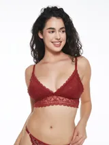 Conjunto de ropa interior color bordó de encaje, compuesto por un bralette de encaje con breteles finos y una tanga de encaje con laterales finos.
