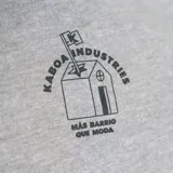 Remera gris con estampado de un castor musculoso con una bolsa de dinero en la mano.