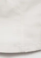 Top palabra de honor blanco, de diseño crop y entallado, con cierre de cremallera en la parte posterior.