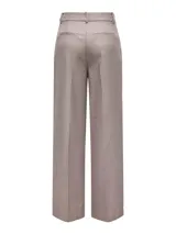 Pantalón de vestir color marrón claro, de tiro alto y corte recto.
