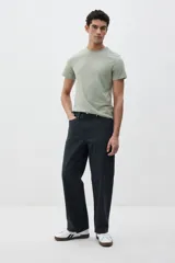 Remera verde oliva de algodón liviano, corte ajustado, cuello redondo ribeteado y bajo recto.