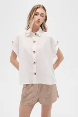 Camisa blanca de algodón con cuello clásico, manga corta con botón y cierre frontal con botones de carey.