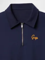 Buzo rojo de algodón con cuello tipo polo, medio cierre con cremallera y logo de Gap bordado en blanco en el pecho.