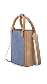 Matera color beige con estampado símil piel de serpiente, con detalles en cuero marrón y correa larga desmontable.