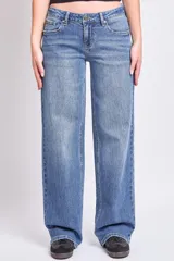 Pantalón de jean celeste de corte recto y tiro bajo.