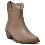 Bota corta de cuero sintético color beige, con diseño estilo western y bordados decorativos. Tiene un pequeño logo metálico en el lateral y un tacón bajo de bloque.