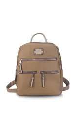 Mochila negra de símil cuero con apertura superior doble con cierres individuales. Bolsillos al frente con cierres metálicos, uno principal de mayor capacidad y dos pequeños. Correas largas a tono regulable con hebillas.