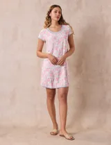 Camisón corto blanco con estampado de rosas rosadas y grises, con cuello redondo y mangas cortas con ribete gris.