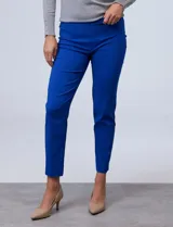 Pantalón de gabardina elastizada azul marino, marca Zac & Rachel, de corte recto, pretina ancha pespunteada y largo al tobillo. Tiene bolsillos simulados.
