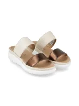 Sandalias de cuero color beige con una tira delantera color beige y otra color bronce.