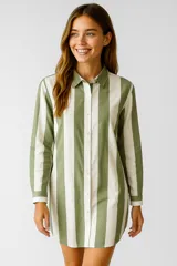 Vestido camisero midi a rayas verticales verdes y blancas, de corte holgado, con cuello camisero y abotonadura frontal.