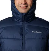 Campera acolchada para hombre, color azul marino, con capucha y cierre frontal. Presenta tecnología Omni-HEAT™ reflectiva y aislamiento Thermarator™.