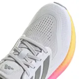 Championes Adidas Pureboost 5 color gris claro con detalles en plateado y suela degradada en tonos rosa, naranja y amarillo.