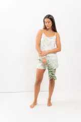 Pijama de seda estampada, compuesto por musculosa con escote en V y espalda recta, y short con elástico en la cintura. Puede incluir detalle de puntilla en el escote.