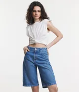 Musculosa blanca de media malla con cuello redondo y hombreras.