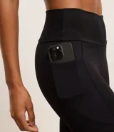 Calza deportiva negra de microfibra con cintura alta y bolsillo lateral.