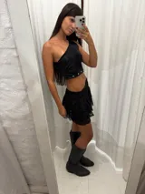 Minifalda negra de encaje con tres capas y cintura elástica.