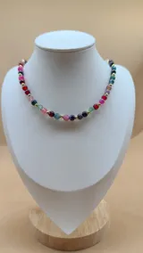 Gargantilla corta de cuentas de piedra natural ágata de colores rosa, celeste, negro y gris, con separadores de pequeñas esferas doradas.