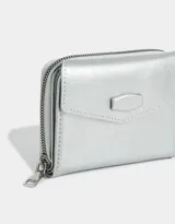 Billetera negra de cuerina con efecto acharolado, solapa con broche y cierre perimetral con cremallera.