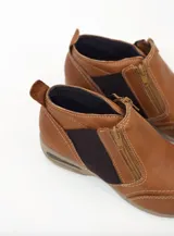Zapato marrón de cuero con cierre de cremallera lateral y elástico en los laterales.