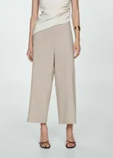 Pantalón crop color beige, de lino y viscosa, con corte wide leg y cintura elástica.