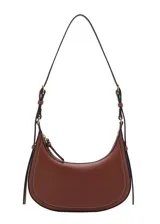 Cartera tipo riñonera color marrón, con efecto piel y forma de media luna. Tiene cierre de cremallera, forro interior y asa bandolera ajustable con hebillas.