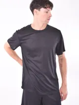Remera verde militar de poliéster con cuello redondo y mangas cortas. Ideal para actividades deportivas.