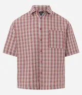 Camisa de manga corta con cuello inglés, corte oversized y estampado de cuadros en tonos rojo, blanco y negro.