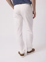 Pantalón de vestir blanco, de corte recto, con bolsillos laterales y traseros.