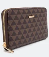 Monedero rectangular grande de mano, color marrón con diseño de triángulos en tonos marrón claro y oscuro. Tiene cierre dorado y logo de la marca en dorado.