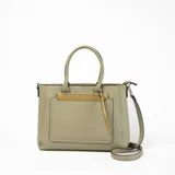 Cartera tipo tote de cuero sintético color verde con doble asa de mano y correa larga desmontable. Tiene un bolsillo frontal con cierre y detalle de tira decorativa.