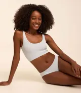 Bombacha de bikini celeste con textura acanalada y laterales de grosor medio.